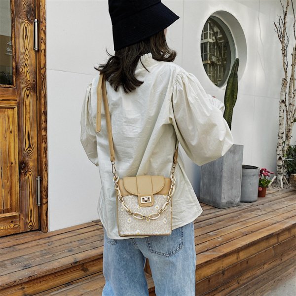 One-shoulder messenger straw bag